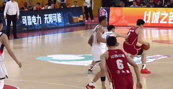 这是肌肉记忆吗？今晚山西男篮与山东男篮展开了一场充满了失误、犯规与对抗的比赛，双
