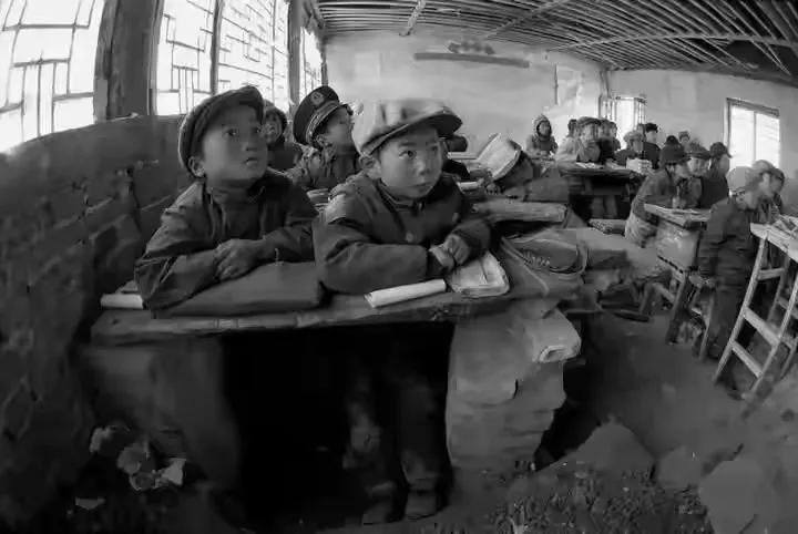 【中国希望工程摄影纪实】1992年3月，山西省静乐县赤泥洼乡上双井小学。失而复学