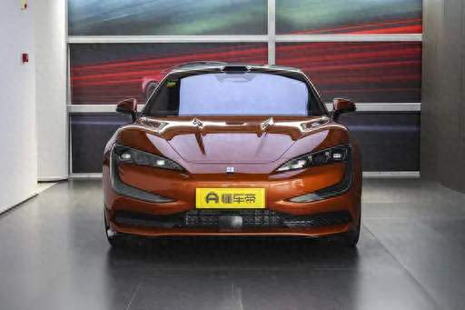 陪朋友试驾仰望 U7 EV：60 多万的大型轿车，开起来居然这么灵活