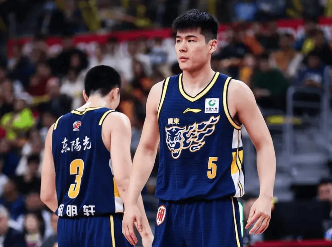 广东男篮93-51四川，终止两连败，胡明轩7中1，陈家政替补贡献20分！
昔日冠