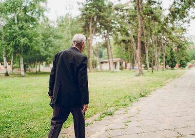 父离世，赵阿姨赶回老家办丧事，结果发现9个月前养父和38岁的保姆结婚了，房子过户