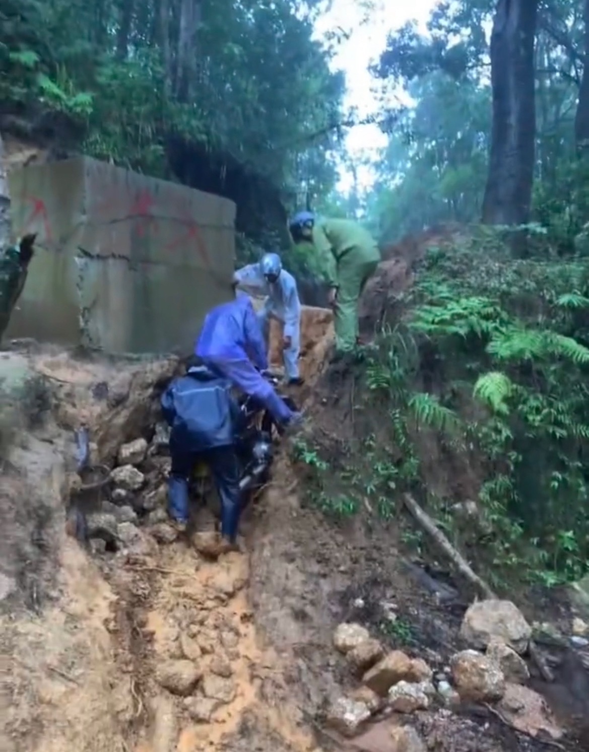 【玉林下雨天多名男子骑摩托到东进桥】7月20日，网友爆料称：玉林下雨天有多名男子