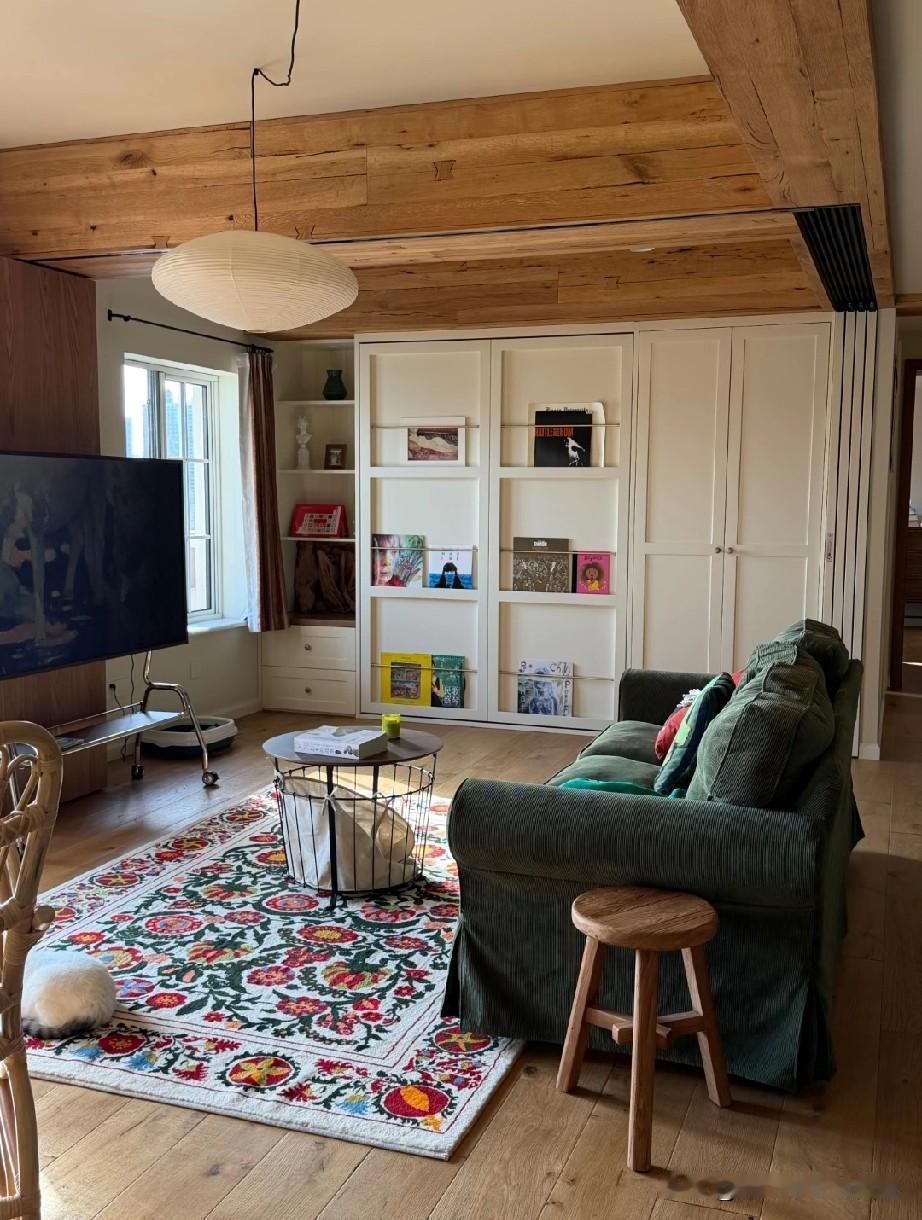 上海小姐姐的家：
春日逐渐拉长的阳光，落在斑斓客厅里家的幸福定义