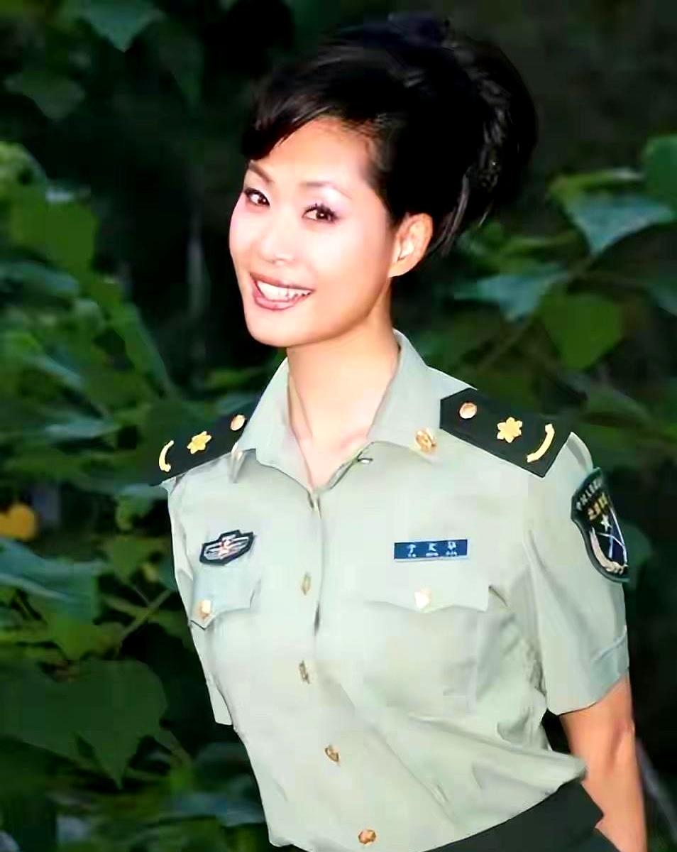 59岁的于文华，过得跟很多人想的完全不一样。
她没守着北京豪宅过安稳日子，反倒和