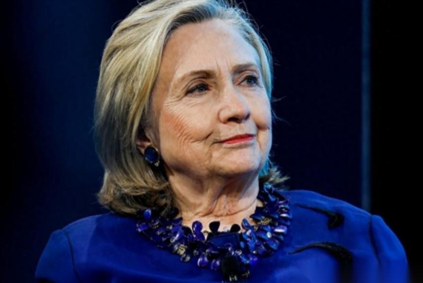 希拉里罕见发声！
美国前国务卿希拉里，最近急得直接开骂了。她骂的不是别人，正是美