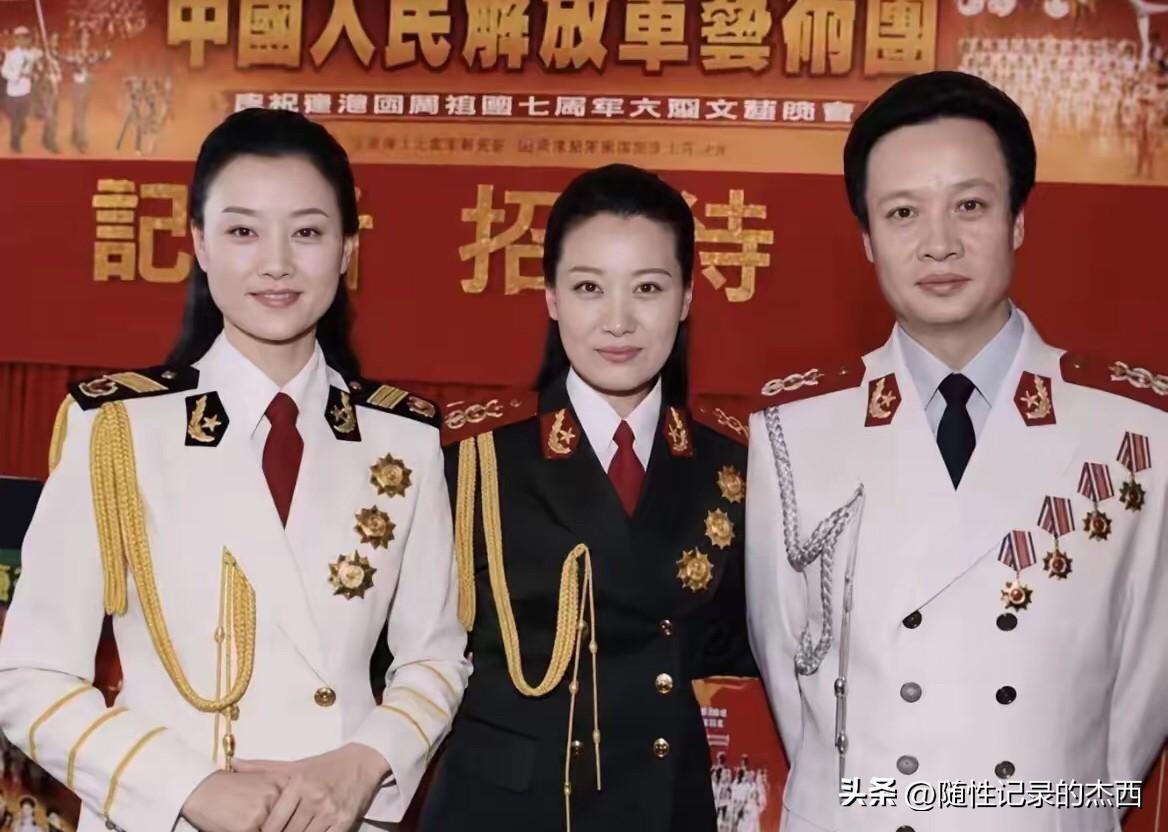 宋祖英不愧是90年代的第一美女，她比小10多岁的谭晶漂亮有气质，皮肤白的发光，气