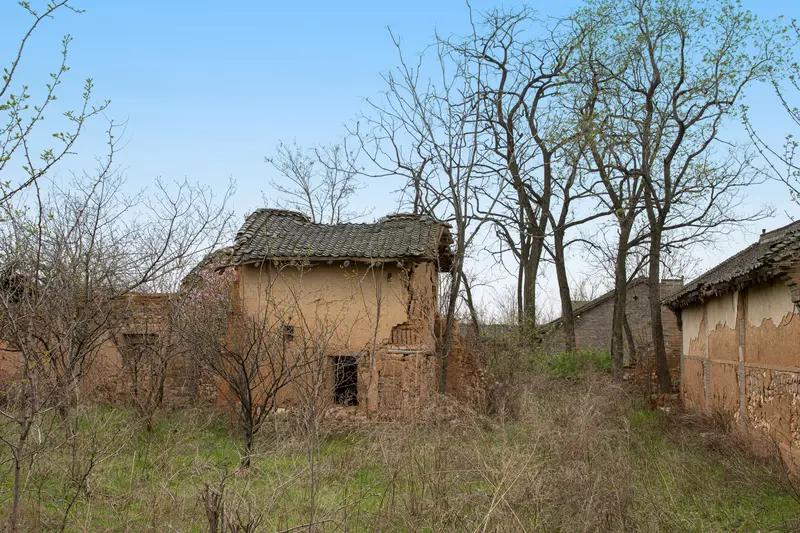 明年济宁计划搬迁不少村庄，涉及多个区域。任城区有石桥镇石桥村、长沟镇许桥村；微山