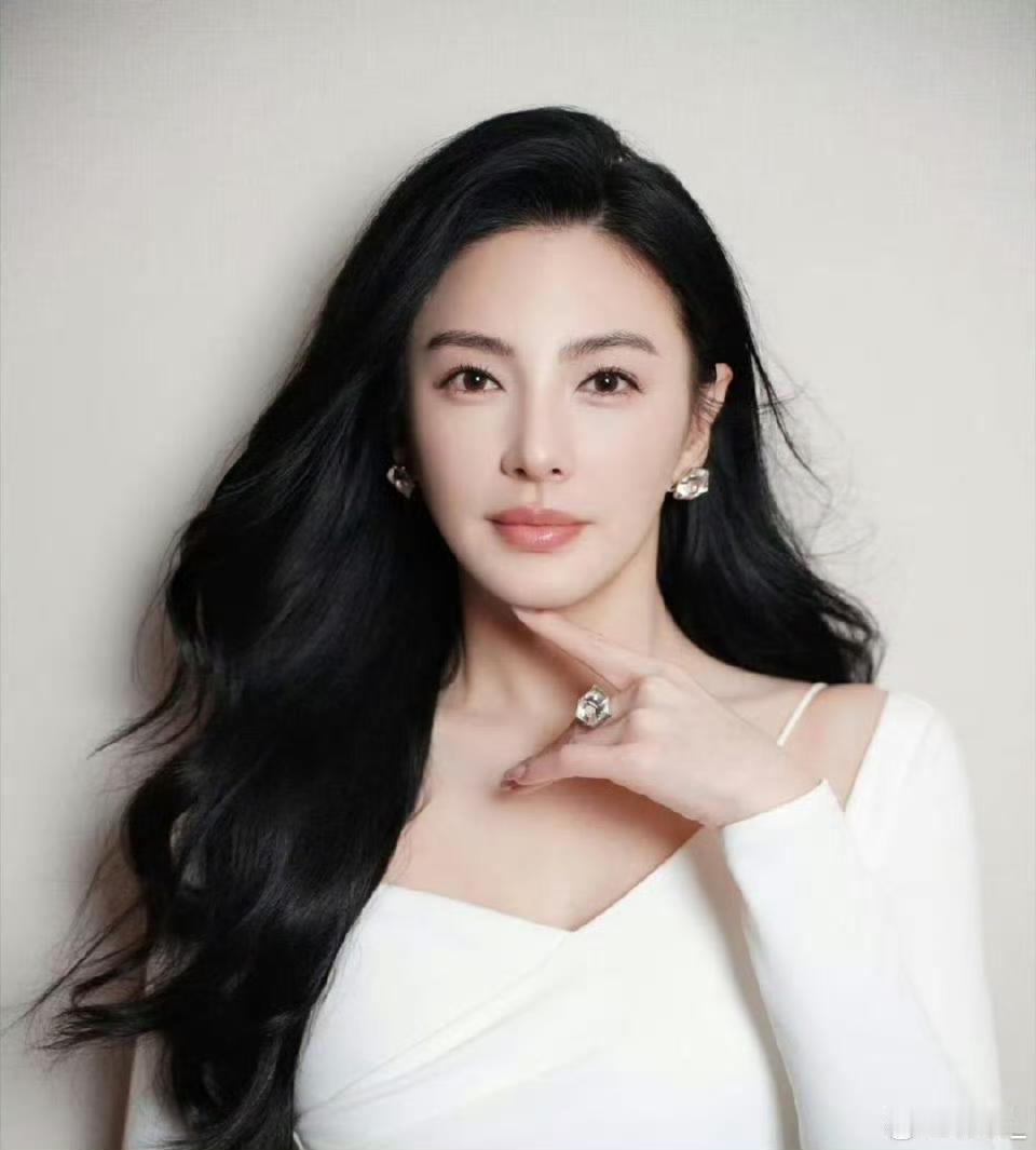 不知道是不是只有我有这种感觉，
看到张雨绮总觉得她的长相比年龄显大，
有一种太过