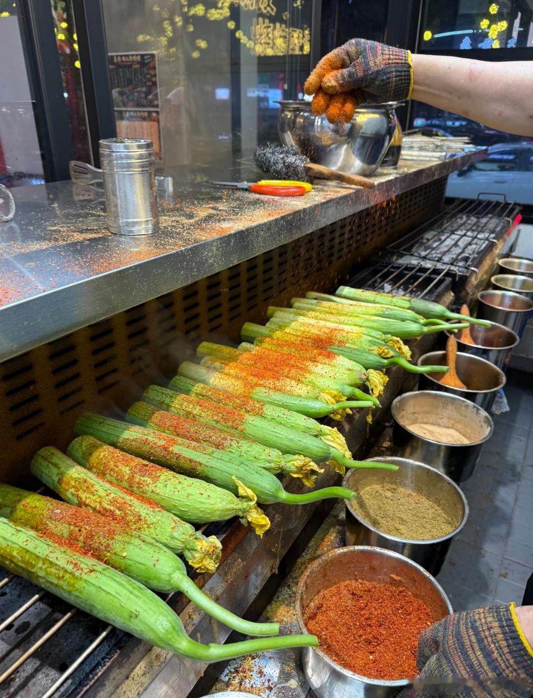 🔥 临海夜宵双杀达成！油边烤得滋滋冒油，一口爆汁；牛肉炒饭锅气拉满，粒粒裹满酱