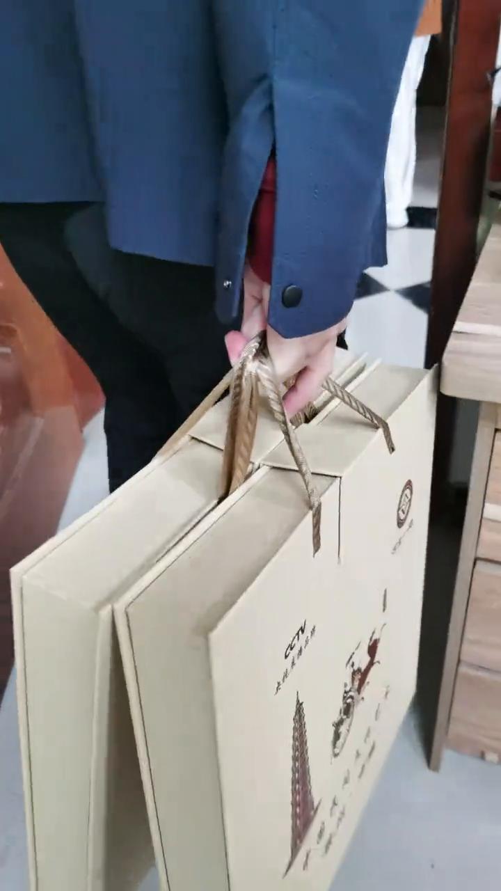 给老板送下去，送货。给我送。