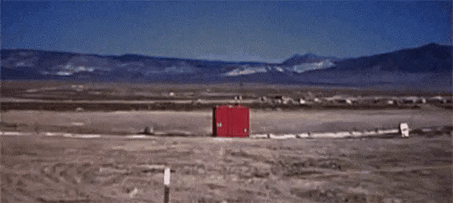 很奇怪的现象：地下核爆炸导致地面塌陷，形成的巨大弹坑。

美国内华达核试验场是美