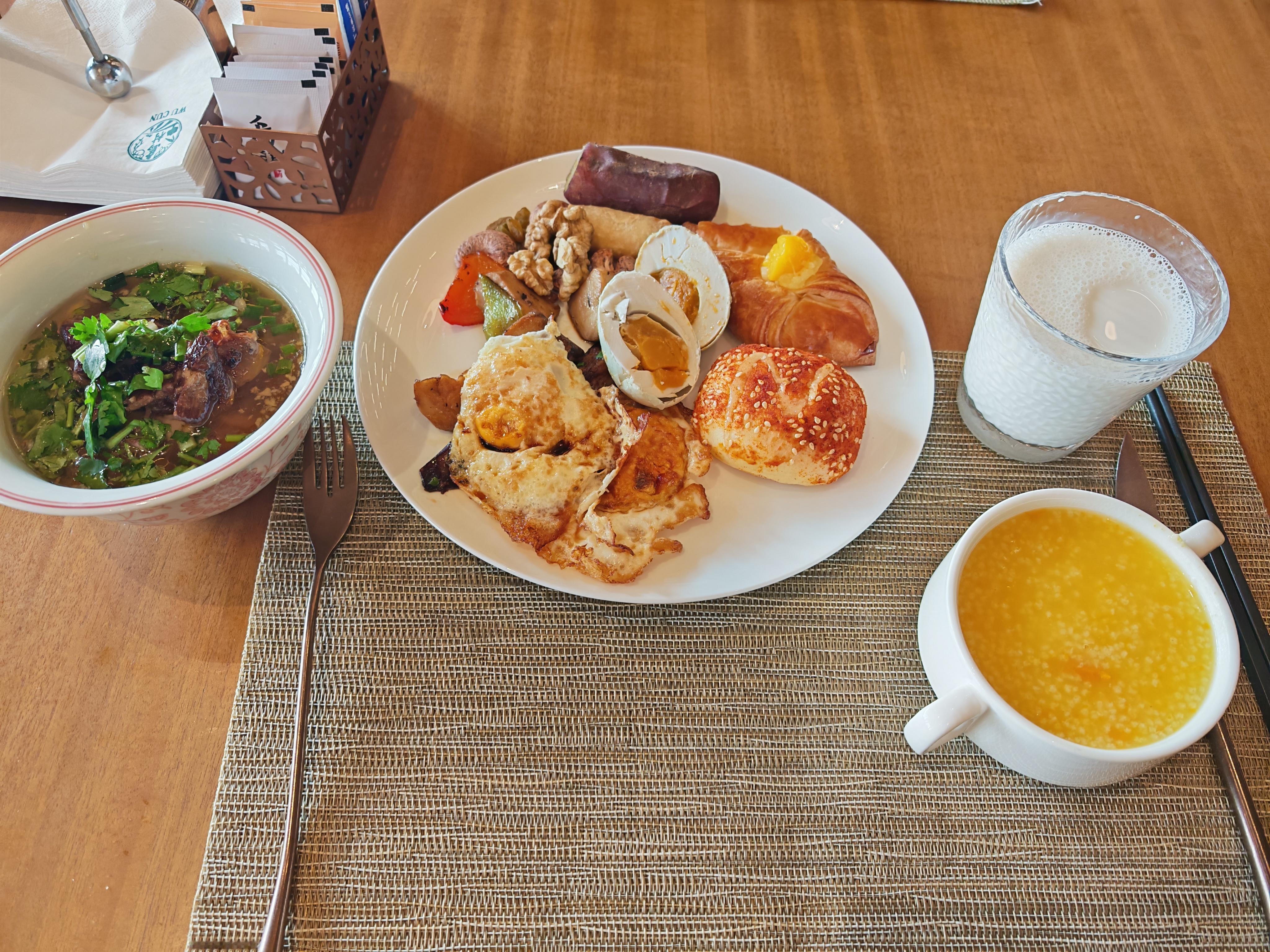 网红面包卖不动了早上好呀老铁们，又到周末都睡懒觉了没。早餐面包鸡蛋配牛奶，大家都