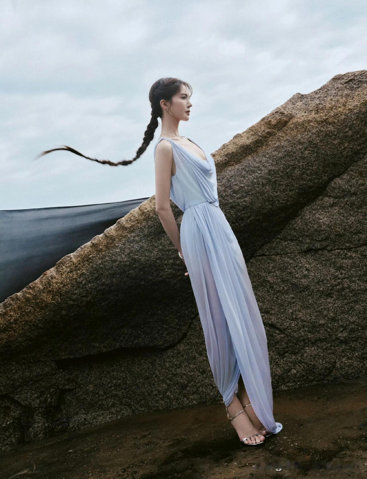 金晨海边仙气飘飘的蓝色长裙，自然光影下的唯美瞬间