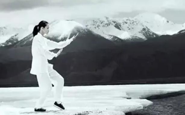 练拳时,脚下怎么虚?练拳时脚下总“发飘”？高手靠这3招“虚实转换”，稳如泰山还能