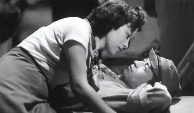1942年的，一个十五岁的小姑娘，被五六个日本兵折磨了一夜。让人心凉的，将她送给