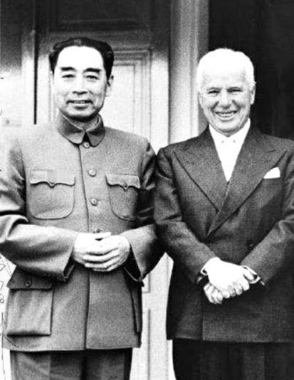 1954年，周恩来总理设宴款待喜剧大师卓别林，当香气四溢的北京烤鸭端上餐桌时，卓