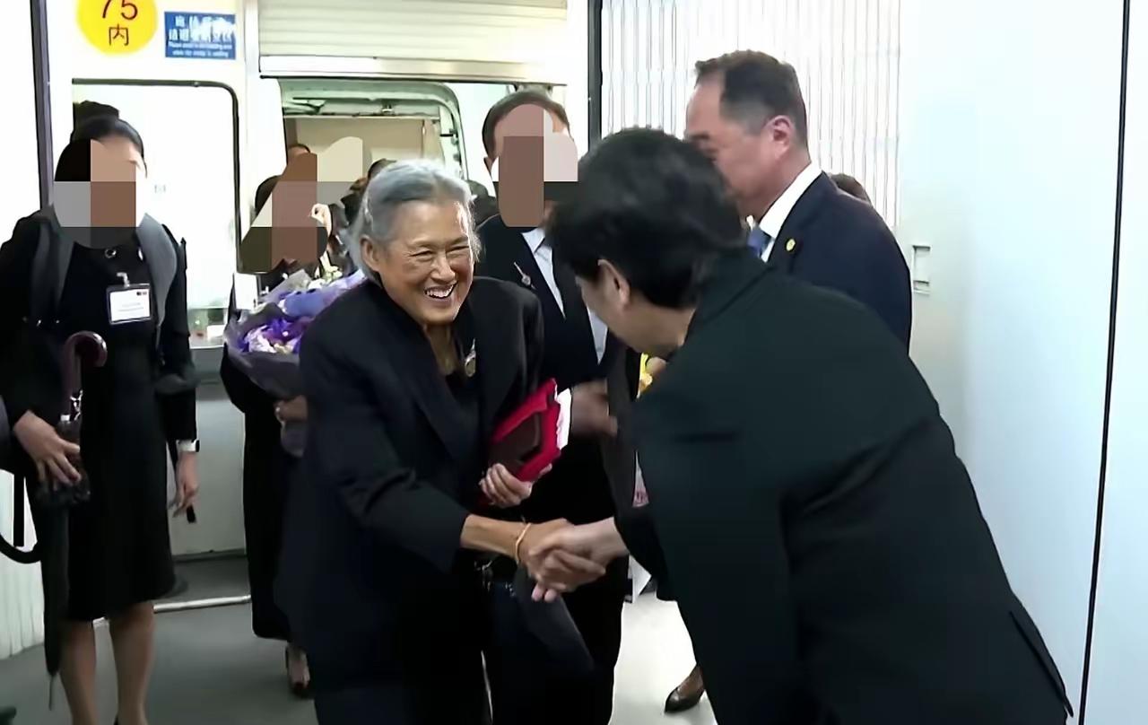 诗琳通公主4月4号来中国访问了。西哈莫尼国王还在中国。两个老朋友会不会见见面？