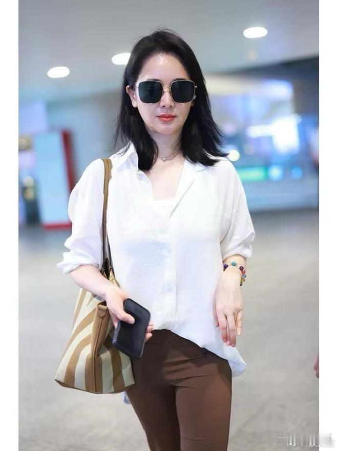 左小青是大妈们的穿搭标杆，白衬衫配棕直筒裤，简约高级～ ​​​