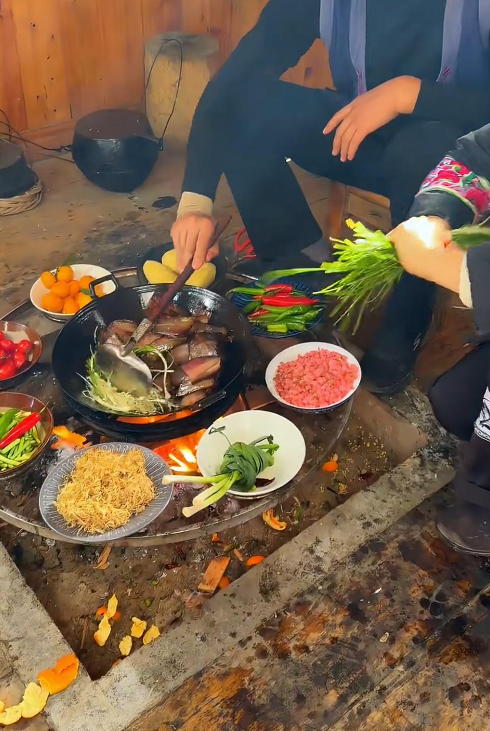 围炉而坐，共享美味，家常小炒，暖心暖胃