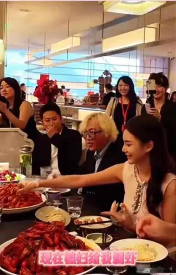 汪小菲娶了新老婆之后，翻身做了主人。
他的新婚妻子马筱梅亲手给他剥虾吃，记得以前