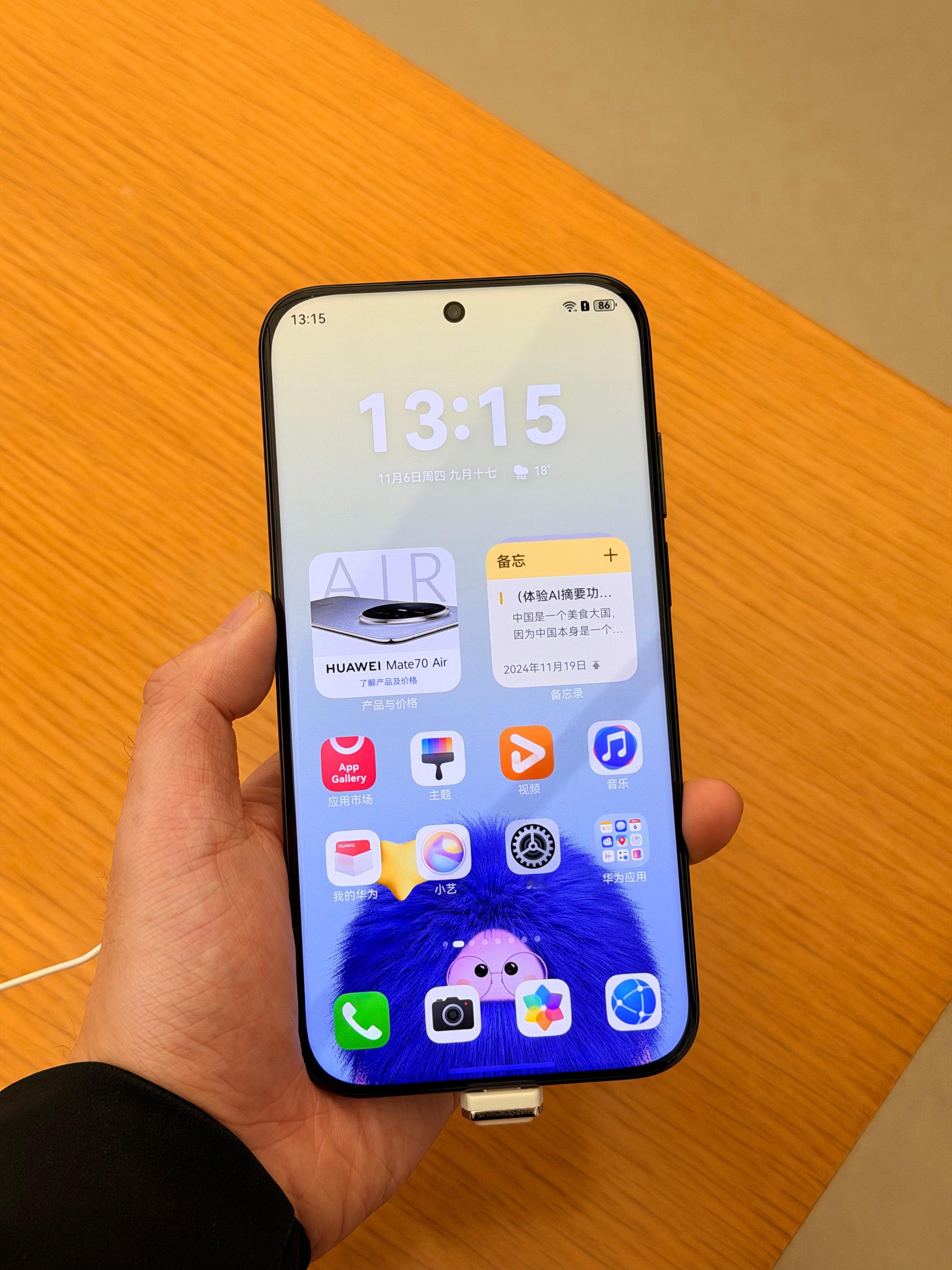 看到刚刚上新的 Mate 70 Air 的真机了分享一些第一眼、第一手感受：• 