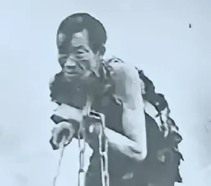 1949年，西宁解放的消息传到祁连山北麓的草原，一个瘸着腿的牧奴攥着半块旧布片，
