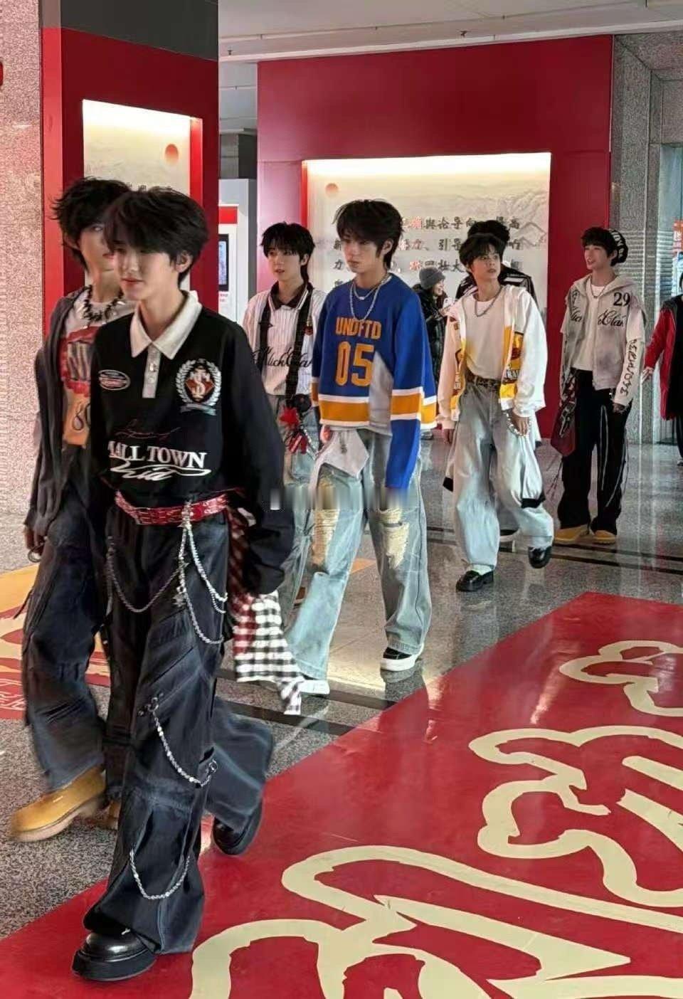 川渝年夜饭大礼盒来了 春晚发布会解锁重磅惊喜！川渝年夜饭礼盒亮相，明星阵容 + 