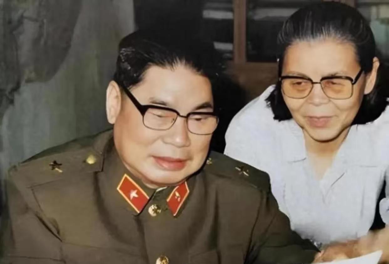 1990年，79岁的杨得志新婚，迎娶了石莉，结婚当晚，杨老将军握着石莉的手，动情