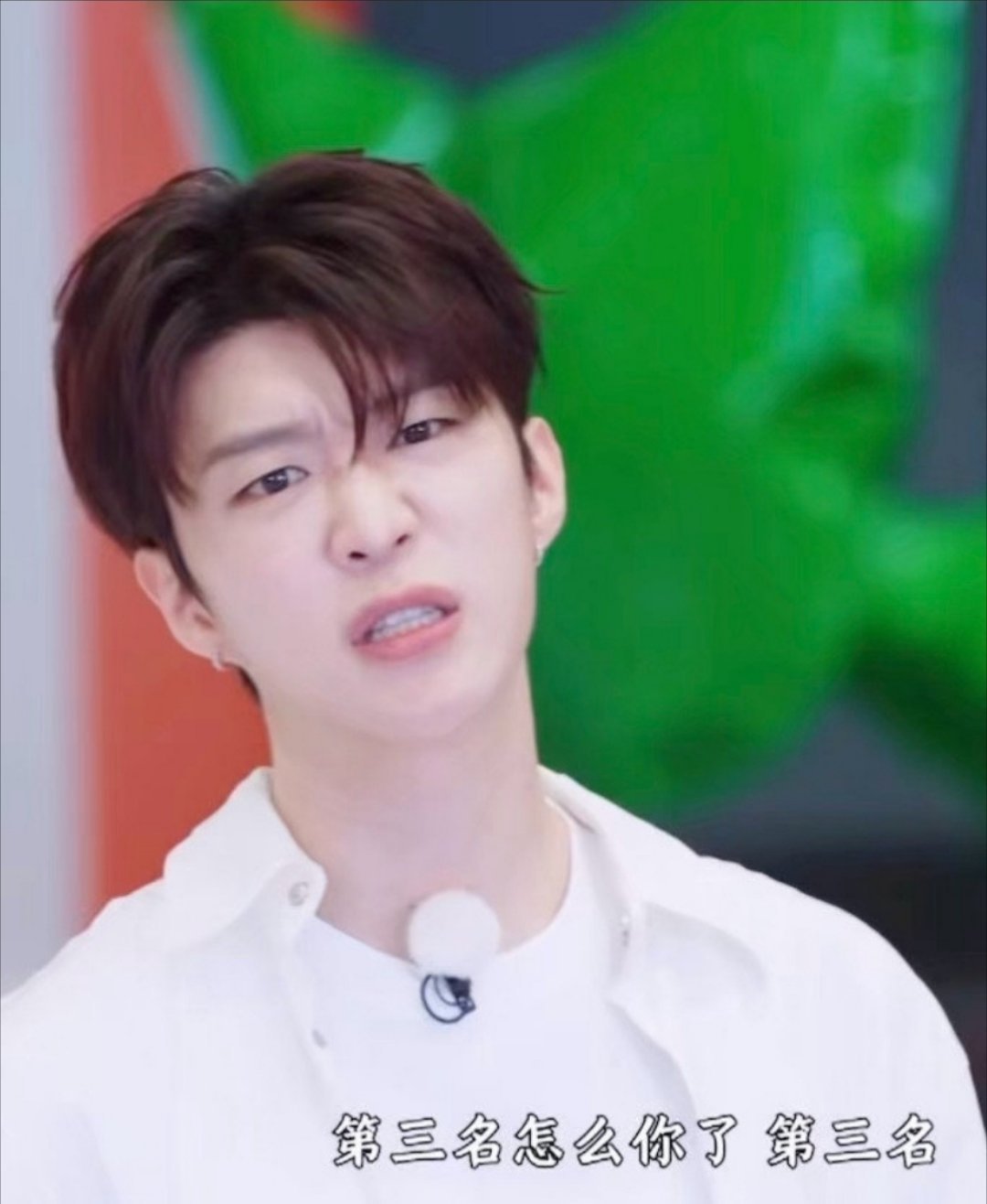 范丞丞问第三名怎么你了 《奔跑吧》节目中，导演宣读“第三名没有资格抢夺物资”。范