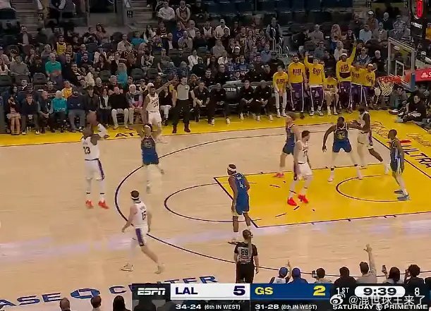 英雄终有谢幕时！詹姆斯状态断崖下滑，体面退役远胜执念坚守詹姆斯 英雄迟暮，岁月从