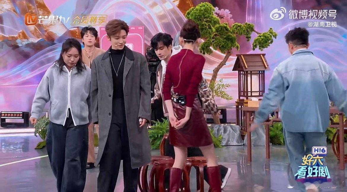 丁程鑫打不过就捣蛋你好星期六 被丁程鑫笑晕！抢椅子没抢到淘汰，转头就变身捣蛋鬼发