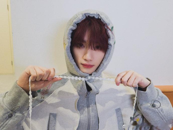 丁程鑫躲在门后吓到0个人丁程鑫躲在门后吓人 丁程鑫躲在门后吓到0个人，太可爱咯 