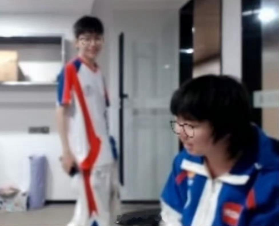 米苏晒晚餐让粉丝先吃米苏自称老大被九尾线下单杀 真的有被米苏的直播给笑晕了 这个