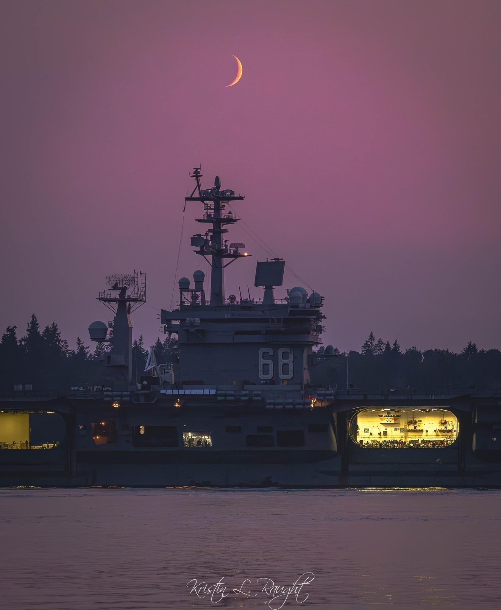 #甲板风云# 晚安，“尼米兹”号驶入华盛顿州布雷默顿（Bremerton）。 ​