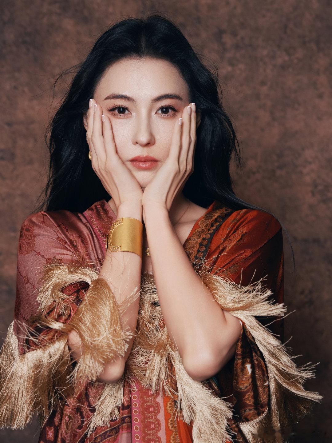 张柏芝美得梦回无极 张柏芝穿民族风撞色确实很衬她，那种仙气还在。看到她的近照确实