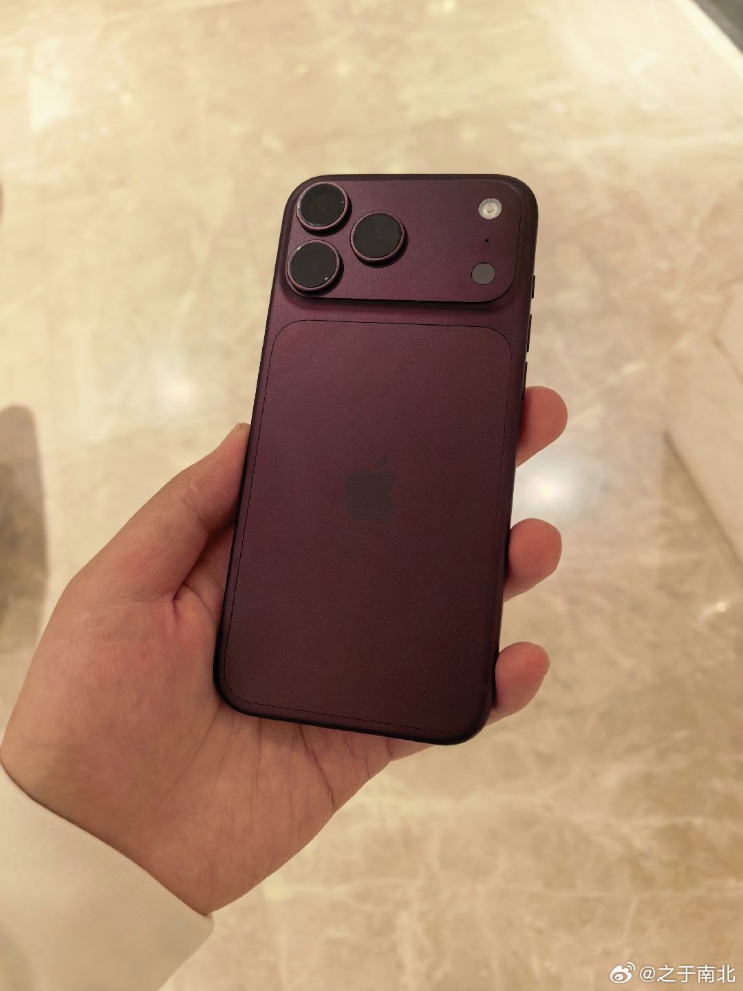 iPhone 18 Pro系列就别买勃艮第红了，买蓝色吧[思考] ​​​