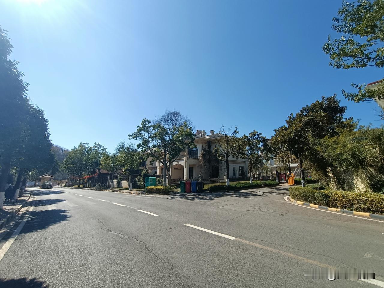 1月21号的昆明安宁恒大金碧天下小区，天空晴朗，万里无云，微风拂煦，阳光普照，给