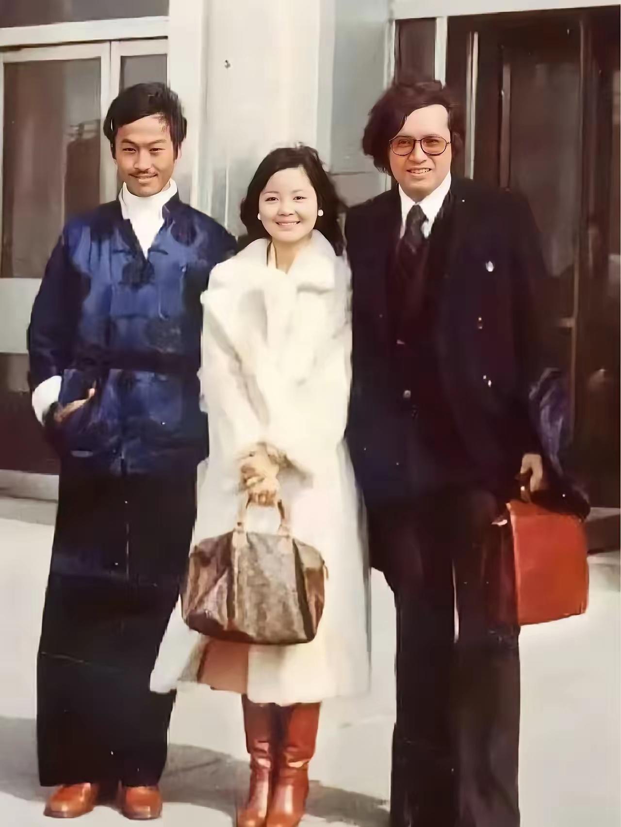 兄妹合影，怀旧时尚感十足！这位女士笑的很甜蜜，这么像一位明星。右边的很像马景涛。