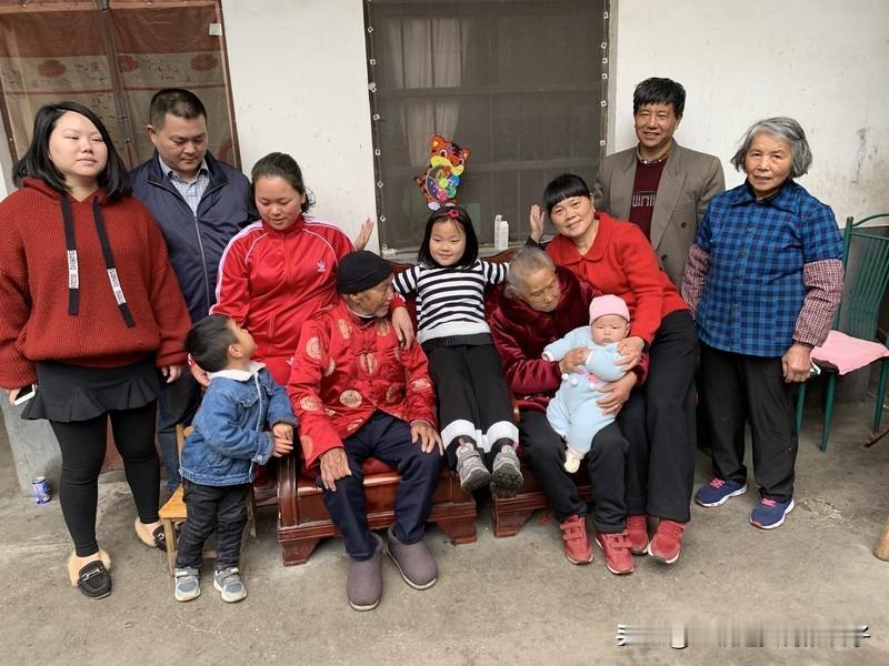 23个小辈拜年舅舅给每人发100元红包 2026马年春节大年初一，广东潮汕一位舅