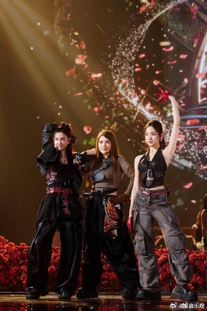 万千惠乌兰图雅者来女万千惠约搓澡乘风2026者来家族真的把粉丝当家人！万千惠在线