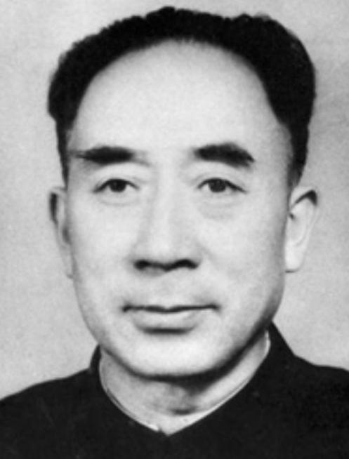 1943年，毛泽东初见薄一波，得知其姓名后，将一个成语重复了两遍。
1945年，