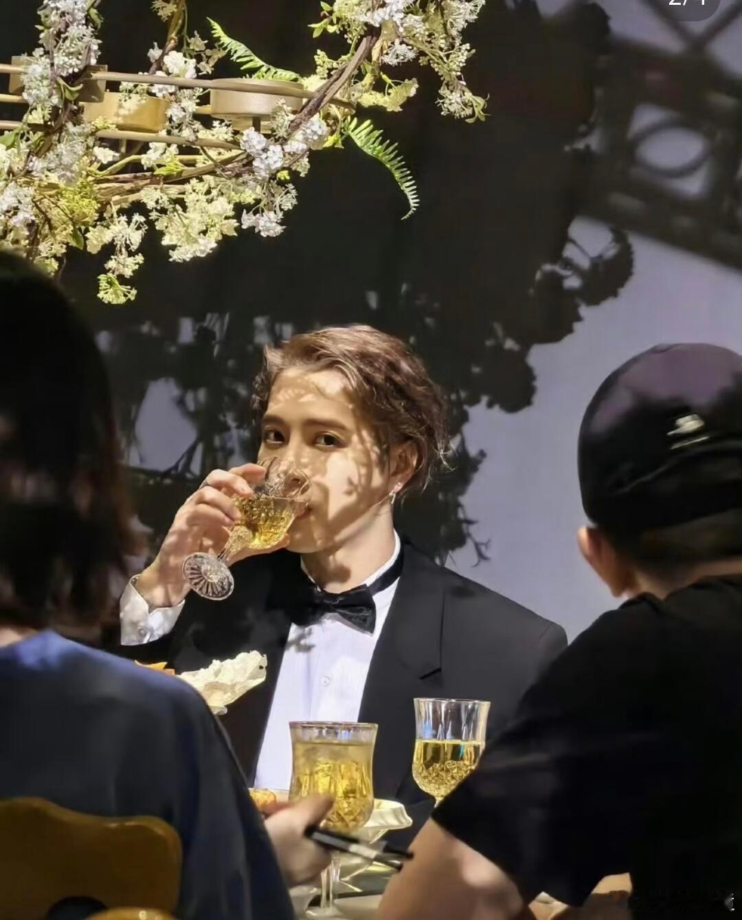 奚梦瑶何猷君婚礼上的王嘉尔。 