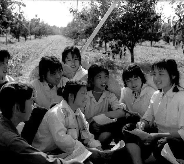 1979年，知青马爱茹为返城，狠心与丈夫离婚，抛下6岁女儿，一人回了天津。

那