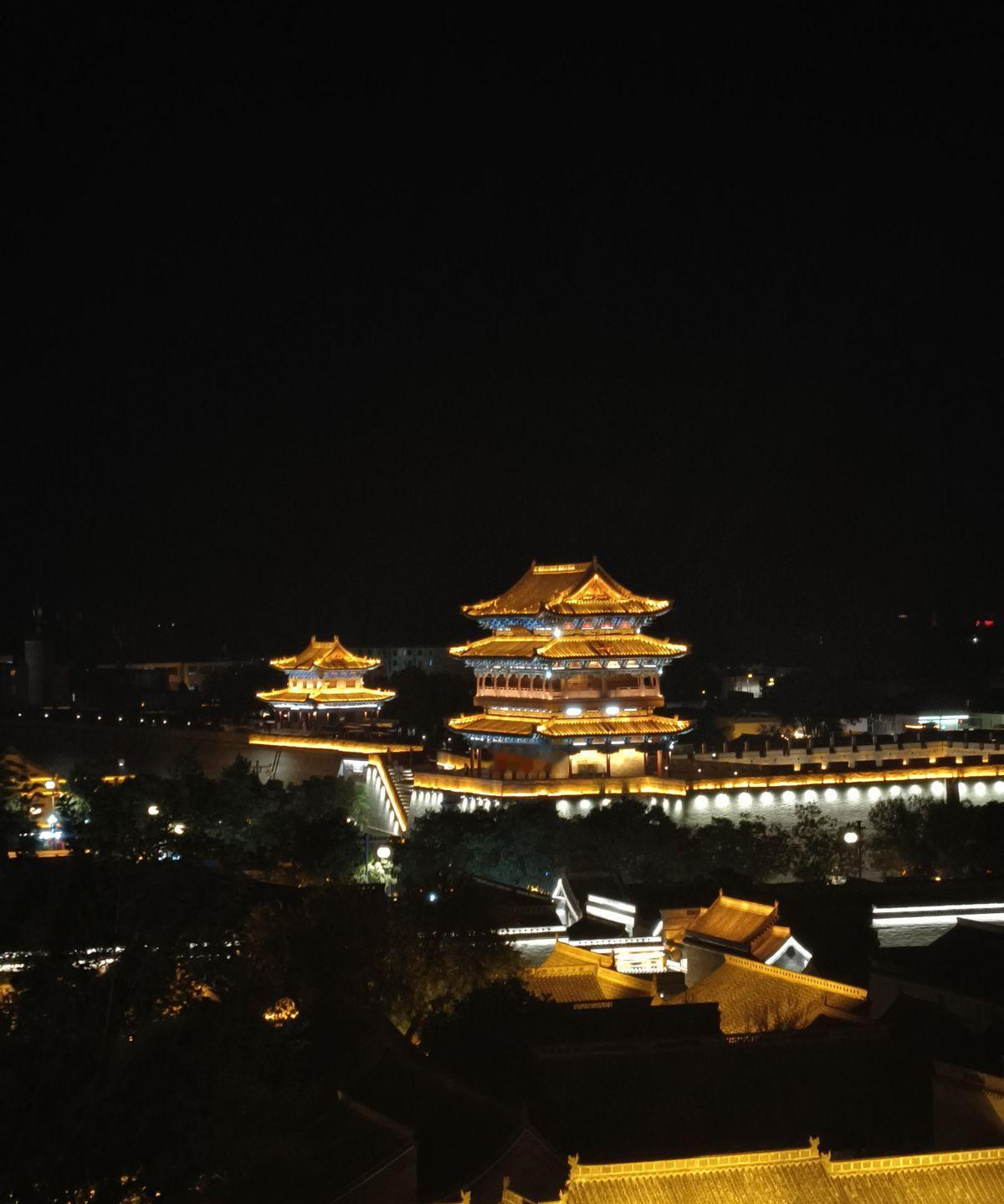我们总以为追的是光，其实人家只当你是提款机的流水。
昨天郑州地表温度直接烤到40
