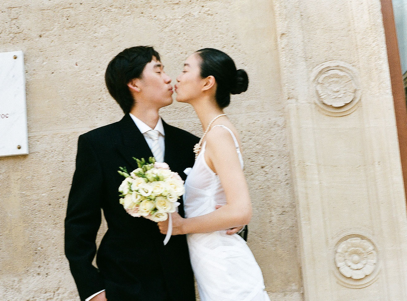 陈瑜官宣结婚｜法式胶片婚照，简约即是高级。时尚圈传来好消息，陈瑜官宣结婚啦！这组