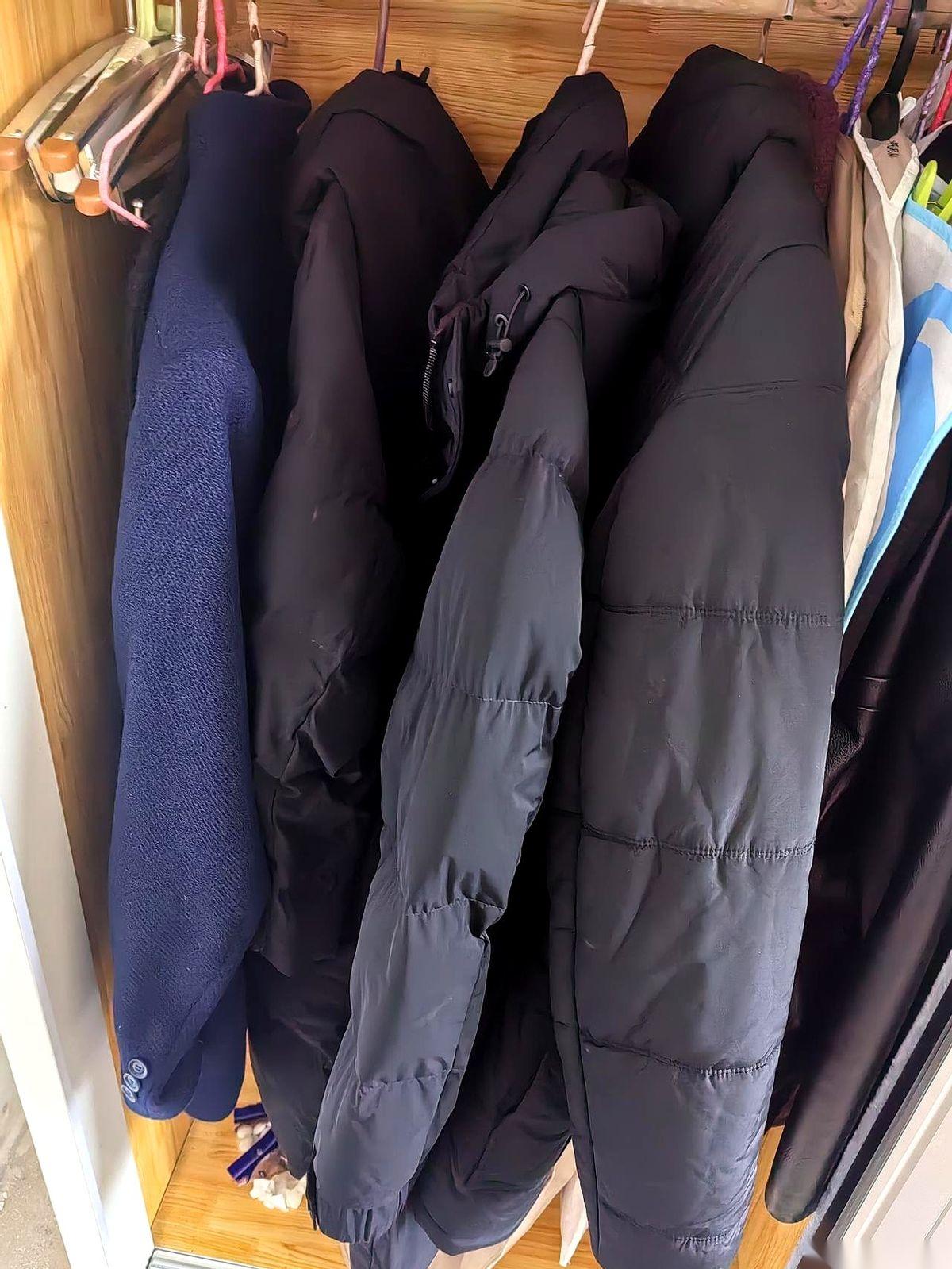 羽绒服往干洗店柜台上一放，老板娘手指一划拉：“120。”
我拎着衣服扭头就走。开