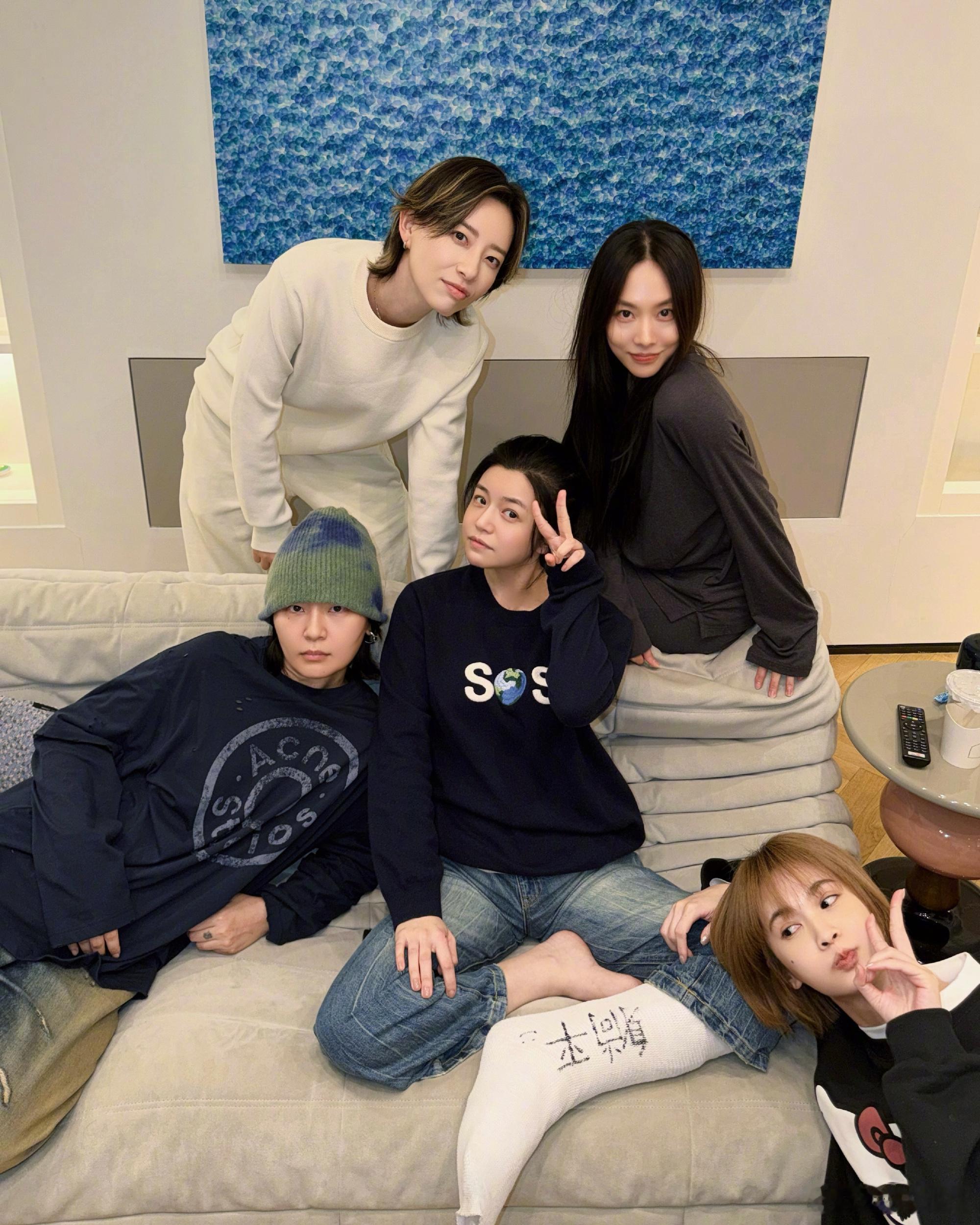 浪姐团看望受伤的陈妍希陈妍希的石膏上写了躺平 这是什么浪姐 1+2 的神仙团建！