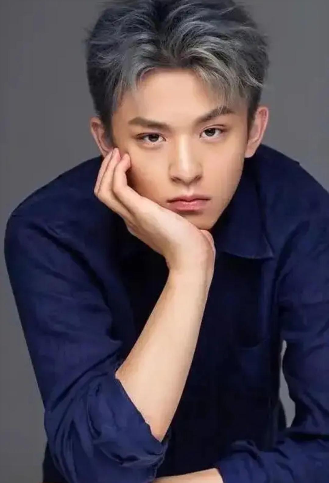 原来他就是黄志忠的儿子，高大帅气很像父亲，23岁成为母亲的骄傲娱乐 明星