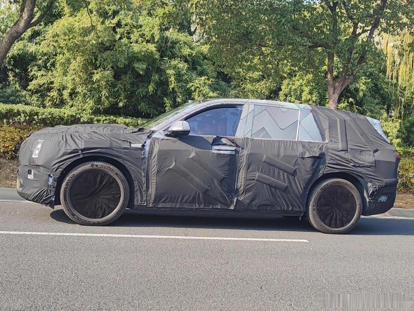 这两天关于这组谍照到底是乐道 L80 还是蔚来 ES7 引发了比较热烈的讨论。如