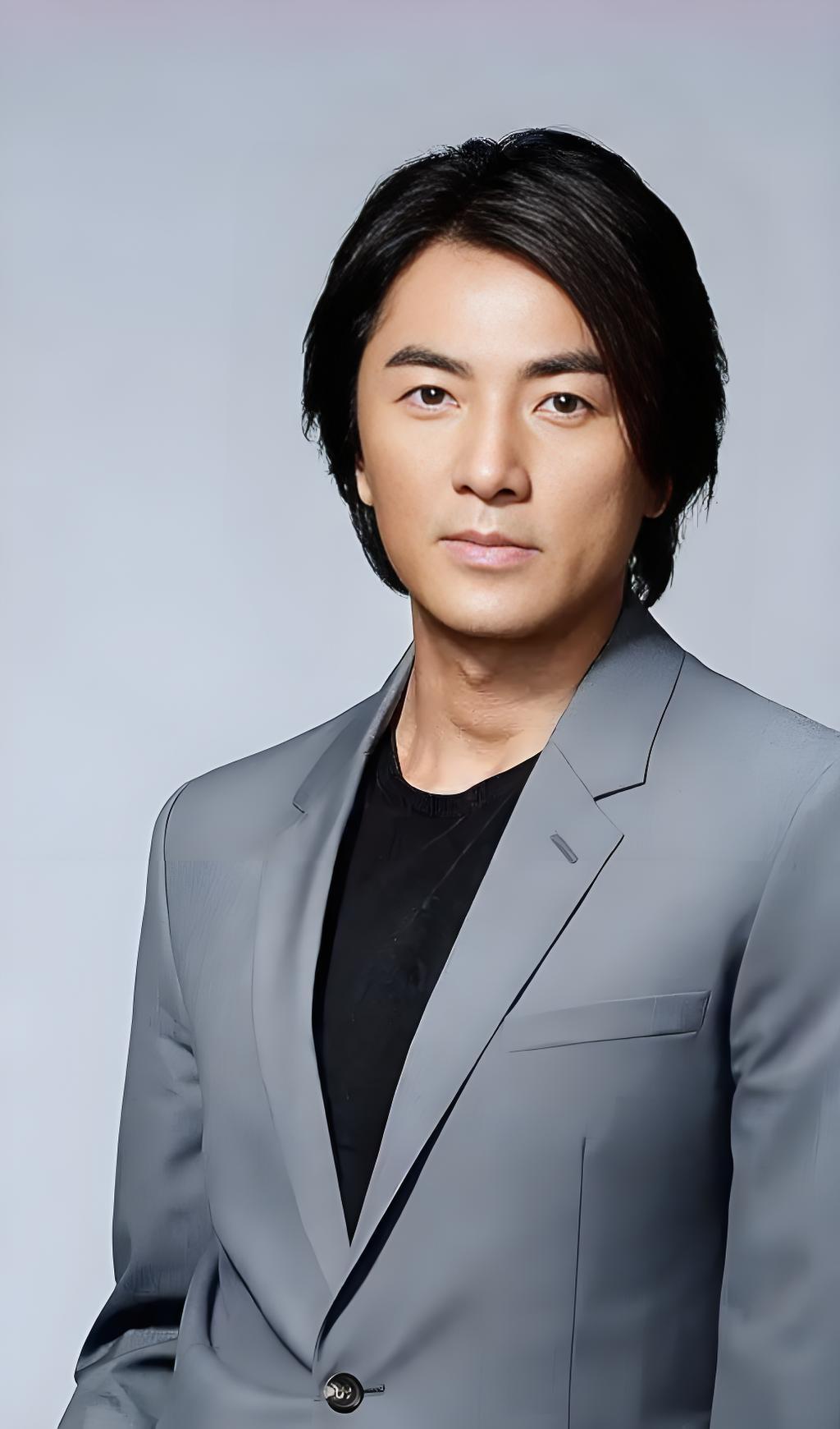 现在的郑伊健，估计心里有点懵。

筹备许久的日本演唱会，突然因为不可抗力因素宣布